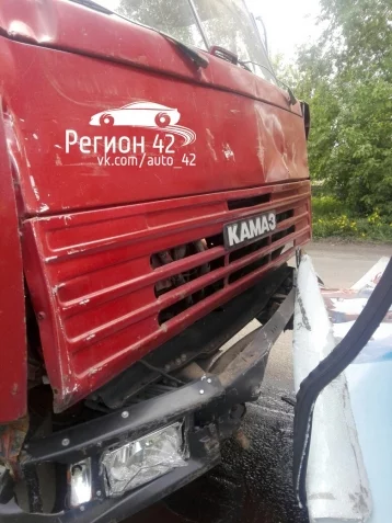 Фото: Три человека пострадали в ДТП с КамАЗом и маршруткой в Кемерове 3