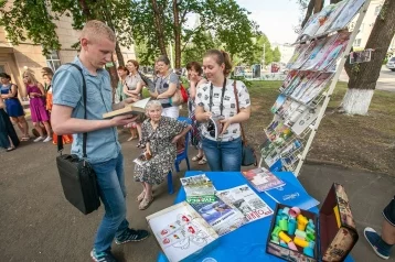 Фото: В Кемерове открылся читальный зал под открытым небом 1