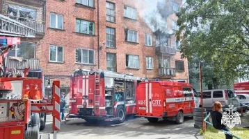 Фото: В Новокузнецке загорелась квартира в пятиэтажке, спасён 21 человек 1