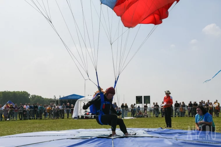 Фото: «НЕБОФЕСТ» в Кемерове: как прошёл крупнейший фестиваль парашютного спорта 60