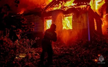 Фото: В Кузбассе ночью в нежилом здании вспыхнул пожар: площадь составила почти 100 квадратных метров 3