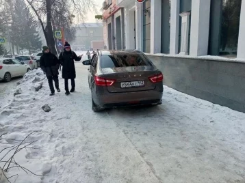 Фото: В Кемерове водитель заплатит за парковку на тротуаре на Весенней улице 1