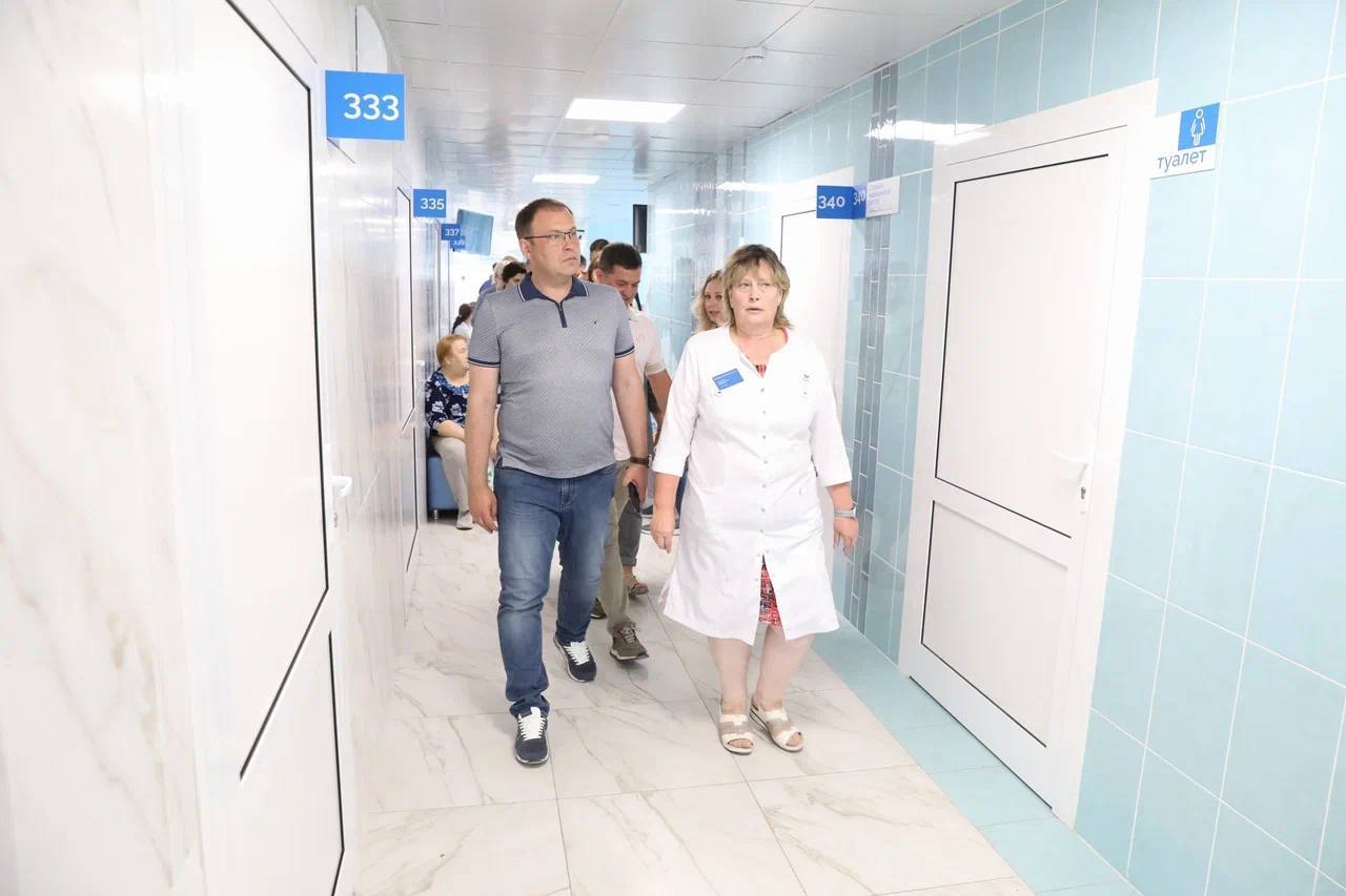 «Закончат к 1 сентября»: Илья Середюк проверил, как идёт капремонт в поликлинике №5 в Кемерове