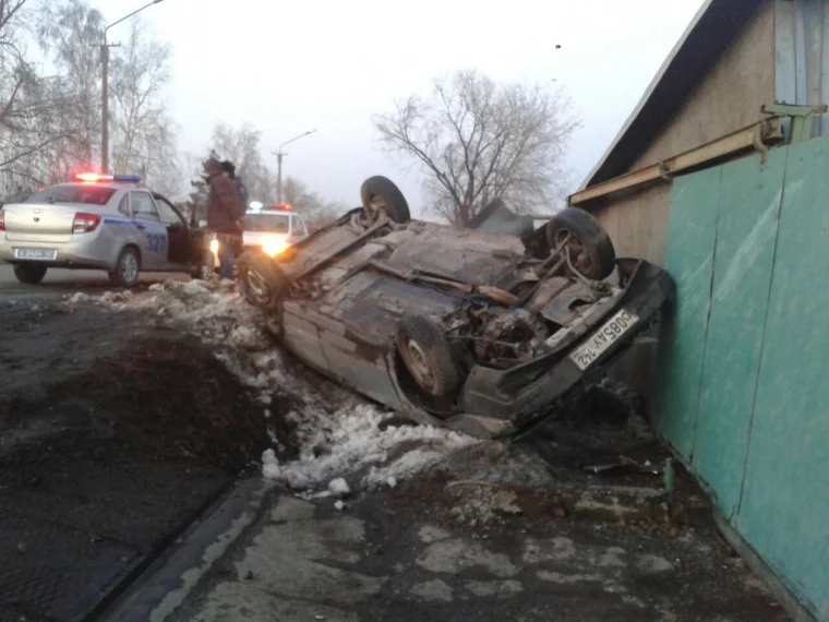 Фото: В южной части Кемерова перевернулся легковой автомобиль 2