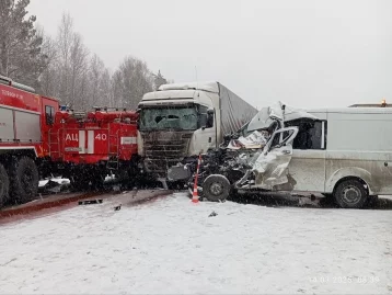Фото: На трассе Тюмень — Ханты-Мансийск фура влетела в автомобили ДПС и МЧС, прибывшие на место ДТП 1