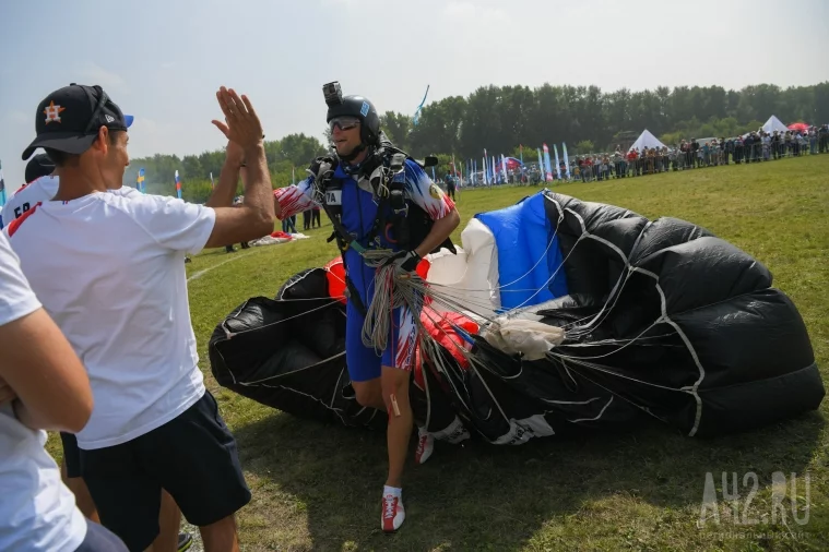 Фото: «НЕБОФЕСТ» в Кемерове: как прошёл крупнейший фестиваль парашютного спорта 61