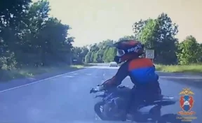 В Кузбассе 13-летняя девочка на мотоцикле влетела под колёса иномарки: момент попал на видео