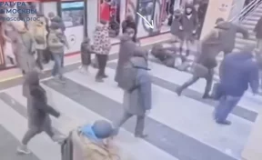 В московском метро мужчина вытолкнул из поезда пассажирку, чтобы похитить у неё телефон