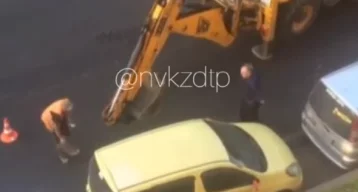 Фото: В Кузбассе дорожники подвинули мешающий ремонту автомобиль экскаватором 1