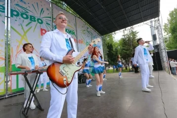Фото: Более 500 кемеровчан спели гимн России на бульваре Строителей 4