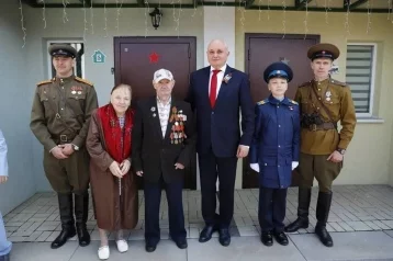 Фото: Губернатор Кузбасса поздравил ветерана с Днём Победы во дворе его дома 1
