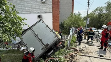 Фото: Смертельное ДТП: грузовик протаранил дом в Саратове 1