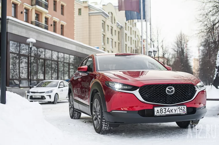 Фото: Новую Mazda CX-30 на день выставили в центре Кемерова  9