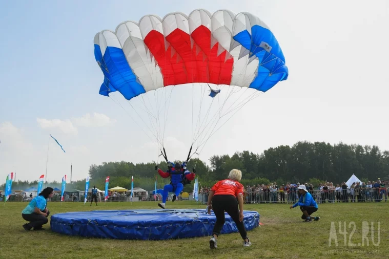 Фото: «НЕБОФЕСТ» в Кемерове: как прошёл крупнейший фестиваль парашютного спорта 62