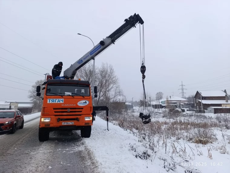 Фото: В Кемерове на Центральной улице прорвало трубу: обрушилась часть обочины дороги 3