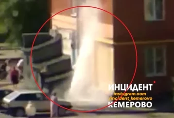 Фото: Очевидцы: в Кемерове в многоквартирном доме прорвало трубу с кипятком 1