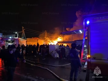 Фото: В Ростове-на-Дону вещевой рынок горел на площади 4000 квадратных метров 1
