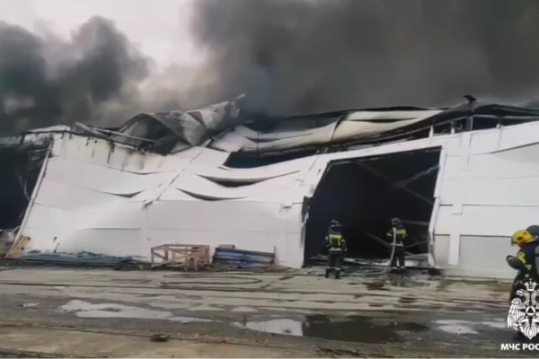 В Новосибирске для тушения пожара на складе привлекли пожарный поезд