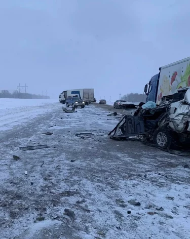 Ехал из Кемерова: внедорожник попал в смертельное ДТП с двумя грузовиками на трассе Р-255