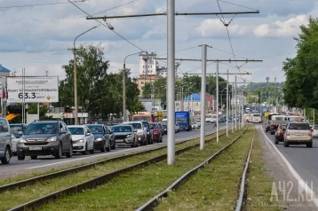 Фото: «Перекрыла проезд»: кемеровчане сообщили о вылетевшей на трамвайные пути иномарке  1