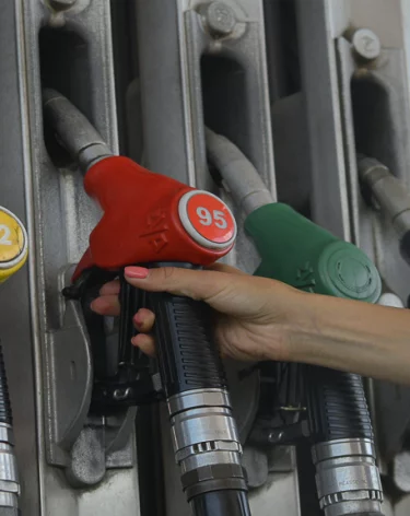 В России предложили установить потолок цен на АЗС