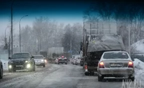 Очевидцы: движение по шоссе в Новокузнецке парализовало из-за тройного ДТП