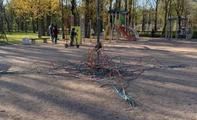 Двое детей пострадали при обрушении конструкции на детской площадке в Санкт-Петербурге