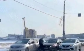 В Кемерове тройное ДТП с такси заблокировало движение на Университетском мосту