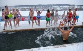 В Кемерове «моржи» устроили купание в проруби в ударившие морозы