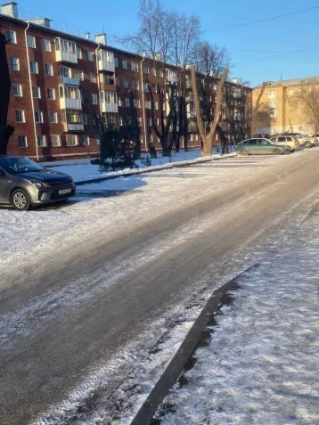 Фото: Подрядчик сорвал ремонт за 4 млн рублей во дворе жилого дома в Кемерове 1