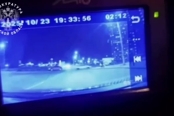 В Твери водитель сбил пешеходов на остановке