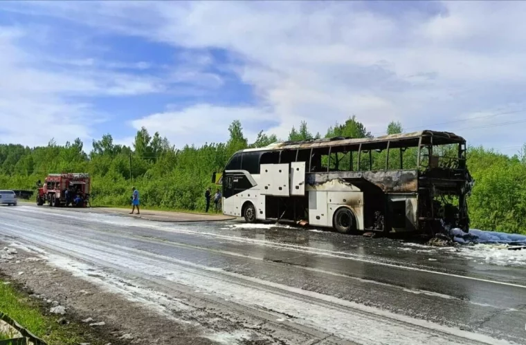 Фото: В Костромской области загорелся автобус, который вёз детей в санаторий 2