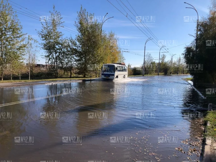Фото: В Кемерове затопило дорогу на Комсомольском проспекте 3