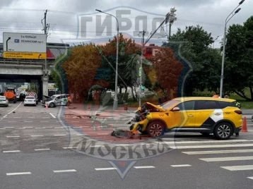 Фото: В центре Москвы в ДТП с автомобилями такси и каршеринга пострадали шесть человек  1