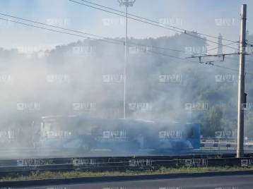 Фото: В Кемерове на Кузнецком мосту на ходу загорелся автобус 1