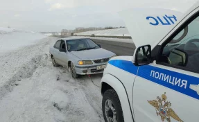 В Кузбассе сотрудник Госавтоинспекции вытянул автомобиль женщины из кювета 