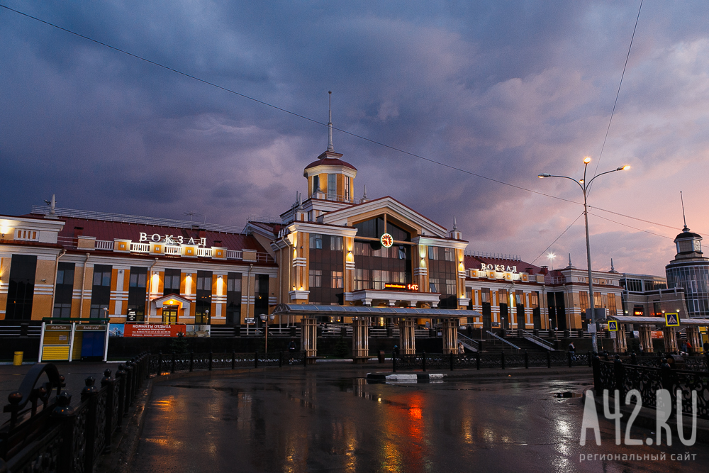 «Экстремальное селфи»: подростки рисковали жизнью ради фото на железнодорожном вокзале в Новокузнецке