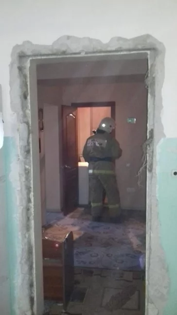Фото: В Сибири из-за хлопка в туалете вылетела входная металлическая дверь  3