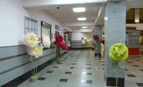 Жительницам Кузбасса на вокзалах будут дарить цветы и угощать шоколадом