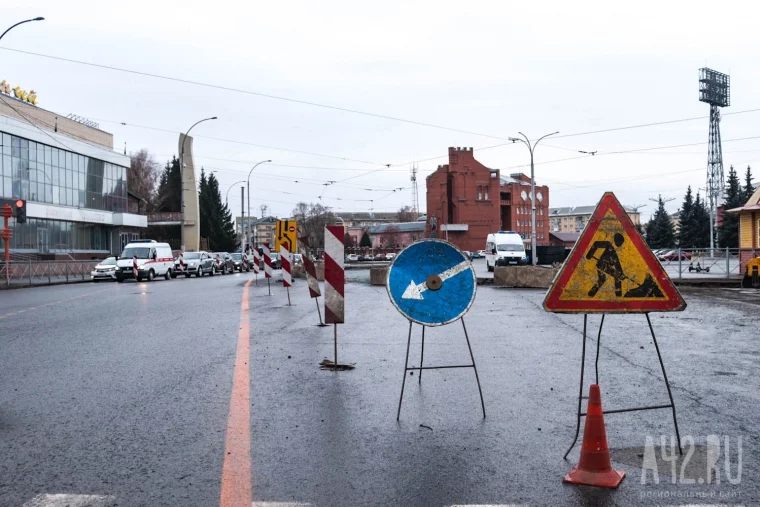 Фото: В Кемерове демонтировали трамвайные пути возле ЦУМа 10