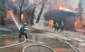 Семь строений банного комплекса горят на Яузской аллее в Москве