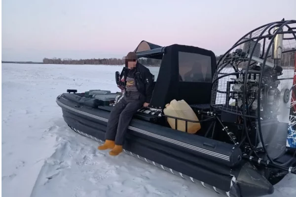 Кузбассовец застрял на реке из-за сломавшейся аэролодки 