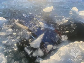 Фото: Внедорожник провалился под лёд и утонул в Байкале, погибла пассажирка 1
