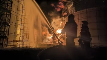 Фото: Гусев: два пожарных поезда тушат нефтебазу под Воронежем после атаки БПЛА 1