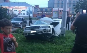 На Кузнецком проспекте в Кемерове водитель Toyota врезался в столб