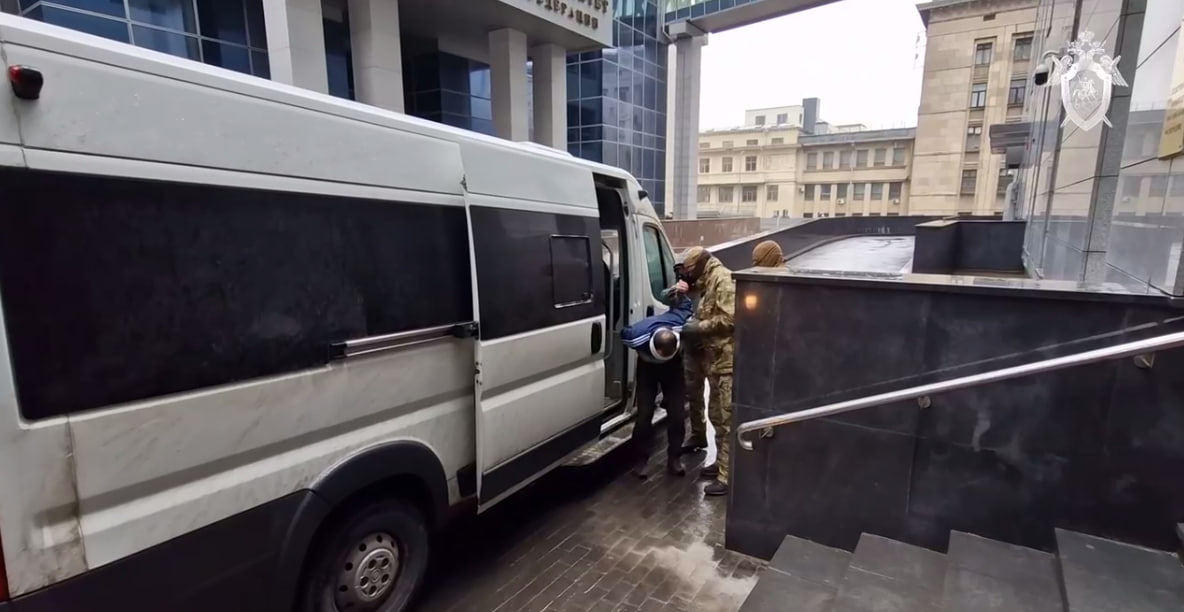 Появилось видео, как четверых террористов «Крокуса» доставили в здание центрального аппарата СК