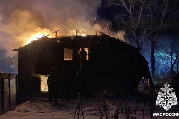 В Новокузнецке ночью сгорел дом: пожар на 120 «квадратах» тушили 19 человек