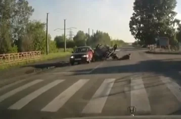 Фото: Столкновение мотоцикла и ВАЗа в Новокузнецке попало на видео 1