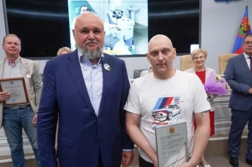 Фото: Стал донором: губернатор Кузбасса наградил металлурга, который спас жизнь человека 1