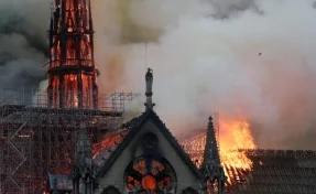 Стало известно, почему горящий и рушащийся Собор Парижской Богоматери нельзя тушить с воздуха